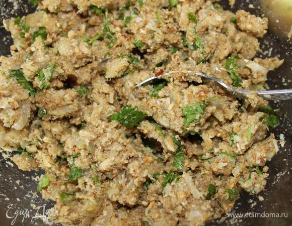 Поставить духовку разогреваться до 180 градусов.
Добавить к смеси баклажан и перемешать до однородности. Хлебной крошки может понадобится больше, это будет зависеть от количества баклажанной массы. У меня ушло 3 ст.л. с горкой. Масса должна быть очень податливой и клейкой.
Лучше попробуйте массу и при необходимости добавьте соль-перец. 