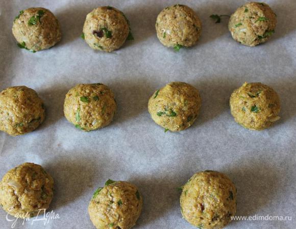 Руками формировать шарики желаемого размера (я брала по 1 ст.л. с горкой смеси) и выкладывать на противень, застеленный пергаментом. У меня получилось 12 шариков. 
Запекать в духовке минут 30 до готовности.