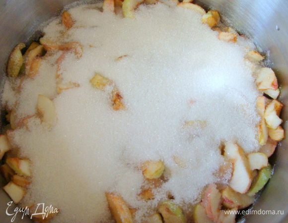 У яблок вырезать сердцевину, порезать дольками, засыпать сахаром и залить воду. Поставить на медленный огонь.