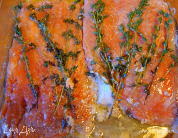 У меня была одна средняя горбуша, которой хватило на 4 большие порции. Рыбу почистить, срезать плавники и удалить хребет. Разрезать на 4 порционных куска. Посолить, полить соком лимона, переложить веточками тимьяна, залить оливковым маслом и убрать в холодильник минимум на ночь, лучше на сутки.