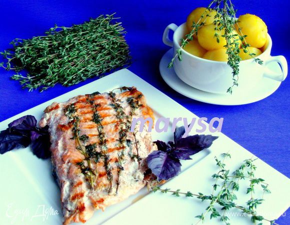 Для гарнира я запекла молодой картофель с куркумой и тимьяном.
 (Картофель почистить, можно просто помыть щеткой, если он совсем свежий, посыпать солью, куркумой, растереть. Добавить немного оливкового масла или майонеза. Сверху положить несколько веточек тимьяна. Запекать в духовке накрыв форму фольгой или крышкой. 220* примерно 1 час)