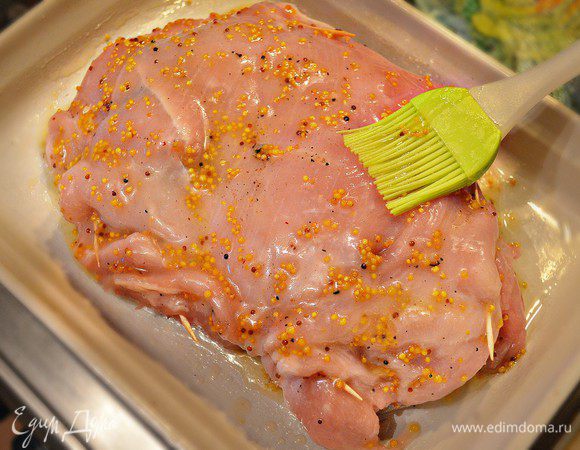 Смазать филе приготовленным соусом, выложить на смазанный маслом противень.