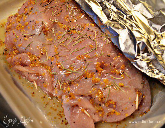 Накрыть фольгой и запекать в нагретой до 180°C духовке 30 минут.