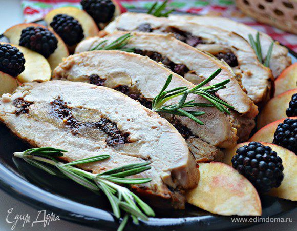 Нарезать мясо лучше охлажденным. При подаче украсьте яблочками и ягодами ежевики. Приятного вам аппетита!