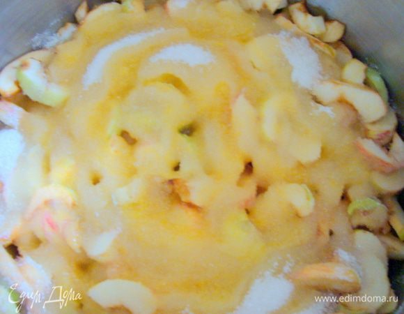 Сок вылить поверх сахара. Яблоки должны прокипеть минут 30.