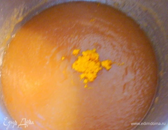 Через 30 минут, получившуюся массу нужно протереть через сито. Я делаю это очень быстро, прям с огня снимаю и при помощи половника протираю. Вылить пюре обратно в кастрюлю, добавить корицу и цедру апельсина.