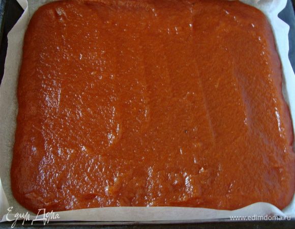 Теперь нужно протомить пюре минимум 1 час на очень медленном огне. А лучше 1ч 20-30мин, тогда мармелад застынет сразу как только остынет!
Во время томления, в течении часа нужно перемешивать массу каждые 5 минут, последние 20-30 минут мешать постоянно.
Но это не обязательно, как я уже говорила. Если потратить меньше времени на приготовление, потом нужно будет больше времени для застывания и подсыхания мармелада. 1-3 дня, один раз перевернуть.