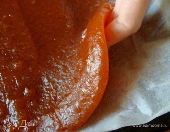 Готовность мармелада определяем по его консистенции. Когда мешая, начинает оставаться свободная полоса после лопатки, значит мармелад уже готов застыть.
Я предпочитаю потратить чуть больше времени на приготовление и так мой мармелад выглядит еще не успев до конца остыть!
Еще горячим, сняв с плиты, его надо влить на противень застеленный пекарской бумагой.
На выходе получается примерно 1.5 литра готового продукта.