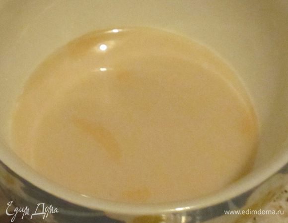 Дрожжи раскрошить,добавить 3 ст.л. тёплого молока,1 ст.л. сахара ,хорошо перемешать и поставить в тёплое место на 10 минут.