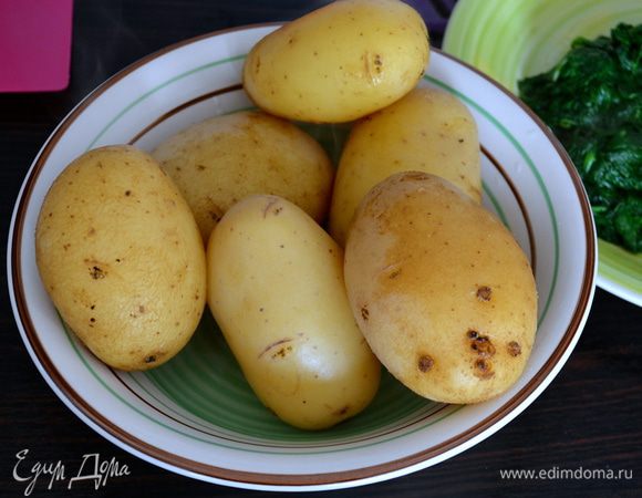 Предварительно отварить картошку "в мундире". Варить около 40 минут. Готовый картофель еще горячим очистить от кожуры... 