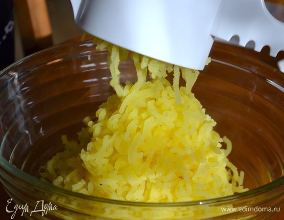 ...и выдавить через пресс. Или просто растолочь в пюре. Выложить в большую миску.