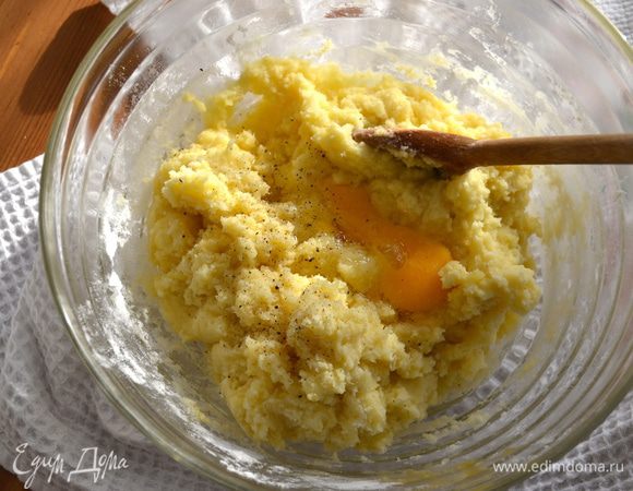 ...и 2 яйца, по одному. Посолить и поперчить по вкусу! Все как следует перемешать. Получается мягкая, но не липкая картофельная масса. В случае необходимости добавить оставшуюся муку.