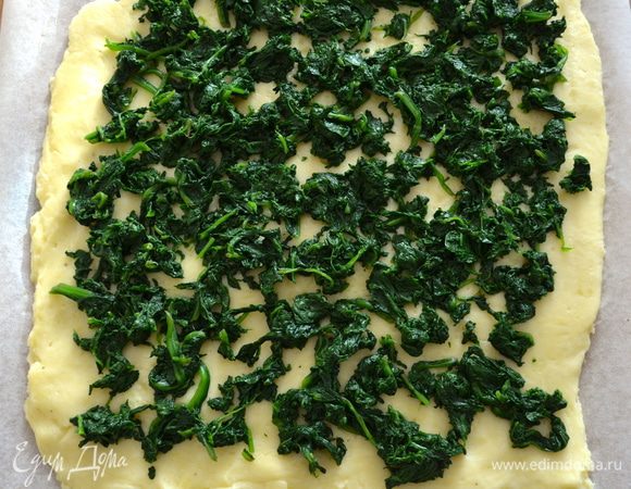 Духовку включить разогреваться на 180 С. 
Сверху распределить шпинат...