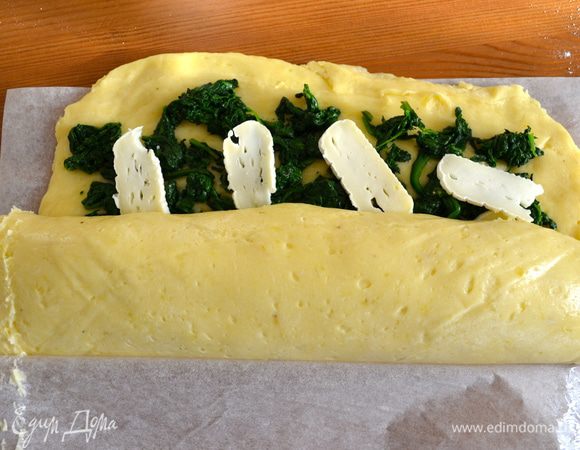 Помогая себе бумагой, скрутить все в рулет. Закрыть плотно край, чтобы не вытекала начинка.