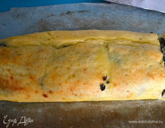 Завернутый в бумагу рулет переложить на противень и запекать в разогретой духовке около 50 минут (я в конце открыла бумагу и последние 10 минут запекала рулет открытым).