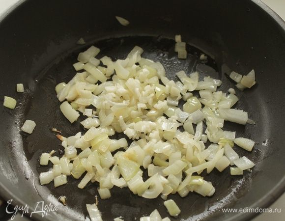 Лук нарезать мелким кубиком, чеснок подавить через пресс. На растительном масле пожарить лук на среднем огне 5 минут. Добавить чеснок, жарить ещё 1-2 минуты.