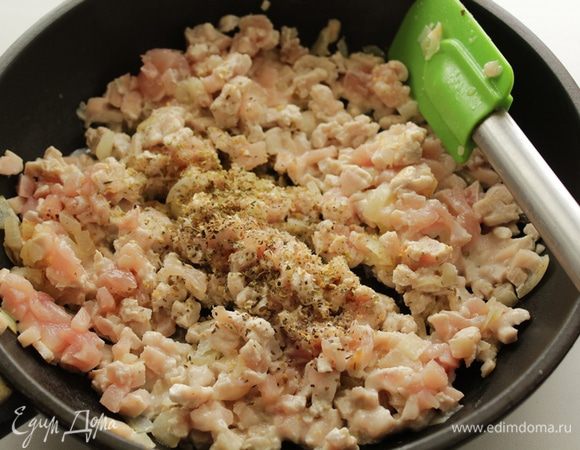 Добавить мелко порубленную грудку (или можно использовать фарш). Добавить орегано,травы. Жарить постоянно помешивая  2 минуты, добавить соль по вкусу.
