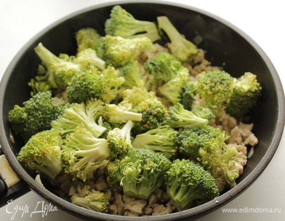 Брокколи разделить на соцветия, добавить бульон и положить прямо  к грудке и потушить 5 мин.