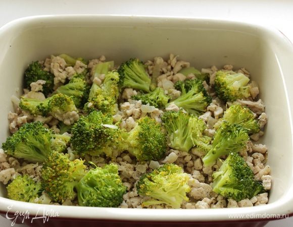 Переложить фарш с брокколи в форму для запекания.