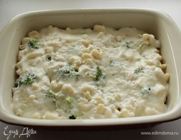 Отварные макароны положить поверх фарша с брокколи, залить соусом.
