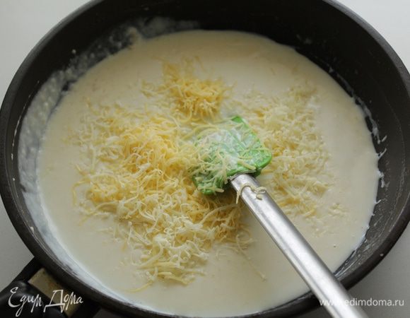 Приготовить соус:
Растопить масло. Добавить муку, немного обжарить около 1 минуты. Убрать с плиты. Тонкой струйкой добавить  молоко, тщательно перемешать. Поставить на плиту и на среднем огне варить 2 минуты, помешивая. После добавить горчицу, тертый сыр Гауда, соль, варить ещё минуту. Убрать с плиты. Соус по консистенции должен быть не очень густой.