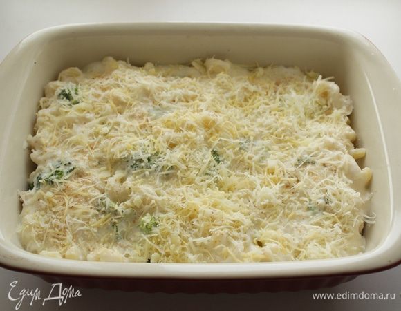 Полить соусом макароны. Посыпать хлебной крошкой, тертым пармезаном.
Поставить в духовку, при средней температуре запекать 15-20 минут.