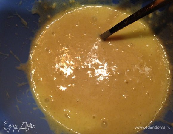 Добавить яйцо, молоко, масло. Замесить тесто. По консистенции как на кекс.