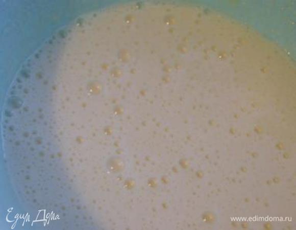 Приготовить начинку. Яйца взбить с сахаром.