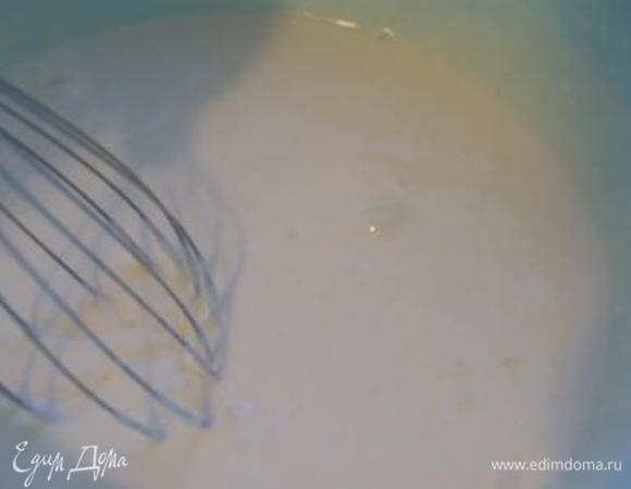 Добавить филадельфию и маскарпоне. Взбить венчиком до устранения комочков.