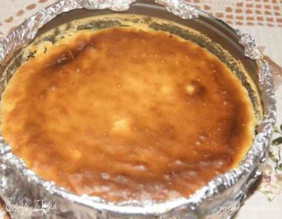 Разъемную форму обернуть фольгой, на дно выложить основу, затем начинку, выпекать при 170 гр. 45-50 минут. Остудить, отправить в холодильник минимум на 5 часов!