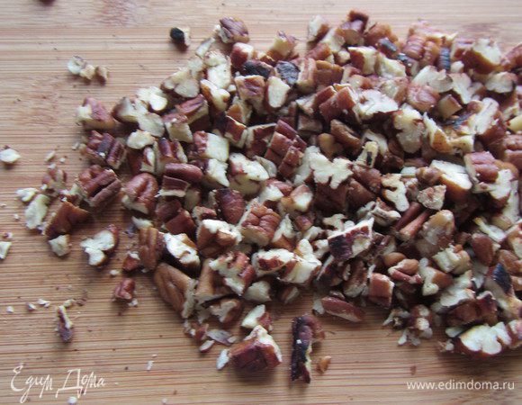 Разогреваем духовку до 200 гр. Сливочное масло растапливаем и остужаем. Орехи пекан обжариваем на сухой сковороде и рубим средне (те 20шт, что рассчитаны для украшения, можно оставить целиком или тоже порубить, по вкусу).
