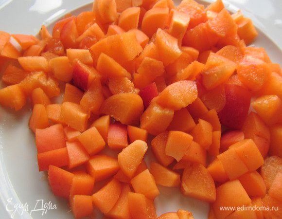 Абрикосы режем мелко.

