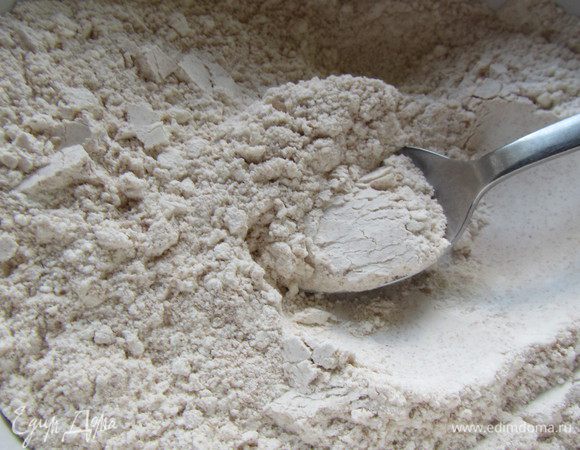 Смешиваем оба вида муки, соль и разрыхлитель. Просеиваем. 
