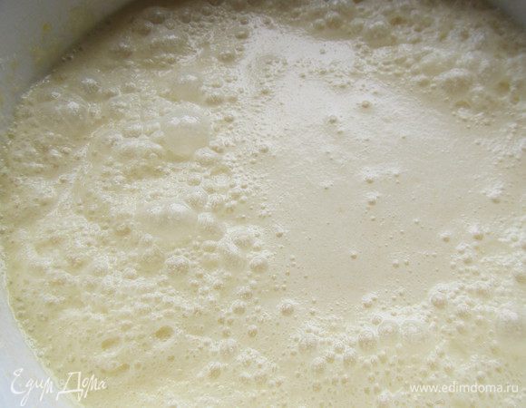 Добавляем молоко, растопленное сливочное масло и ванильный экстракт. Все еще немного взбиваем.

