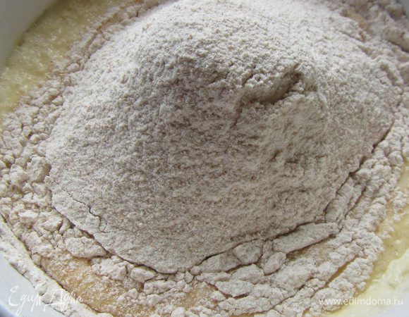 Затем в жидкую смесь просеиваем сухую. Как пишет Делия, это двойное просеивание очень важно, так как потом все перемешивается очень быстро. Все быстро перемешиваем ложкой (15 секунд, т.е. особо мешать не надо).
