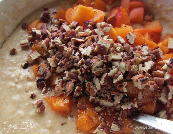 Добавляем абрикосы, орехи, корицу. И еще раз все быстро перемешиваем. 
