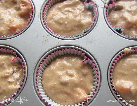 Выкладываем тесто в смазанные маслом формочки для маффинов (можно заполнять почти до краев). Получается 12-14 шт стандартного размера. Выпекаем в верхней части духовки 20 (для мини-маффинов) - 35 минут (для стандартных). Они должны хорошо подняться и стать коричневого цвета.
