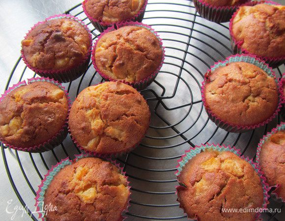 Перекладываем маффины на решетку и оставляем остывать.
