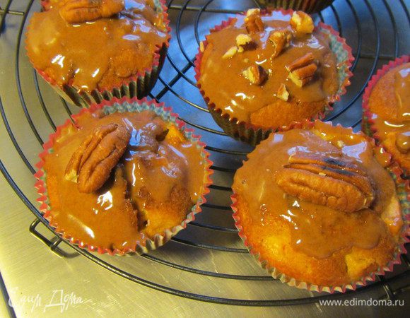 Для помадки смешиваем сахарную пудру с 6 ч.л. воды и корицей. Покрываем ей остывшие маффины. Посыпаем орехами пекан.
