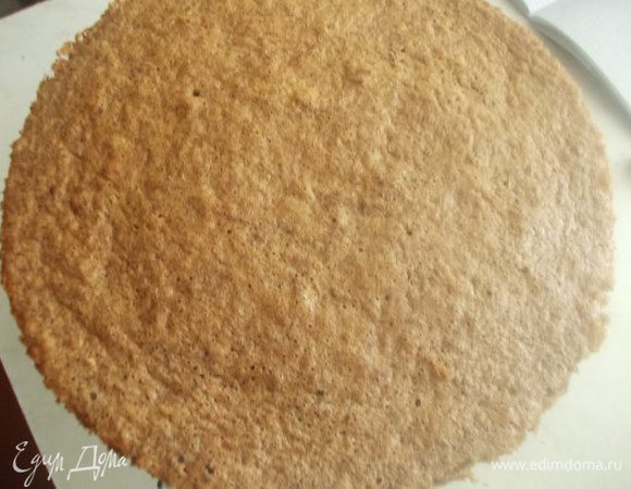 Бисквит остудить,он очень легкий и пушистый получается.