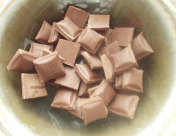 Приготовим суфле. Поставим шоколад на водяную баню с парой ложек воды и топим его. Яйца отправим в морозилку,а желатин зальем половиной стакана воды и оставим разбухать.