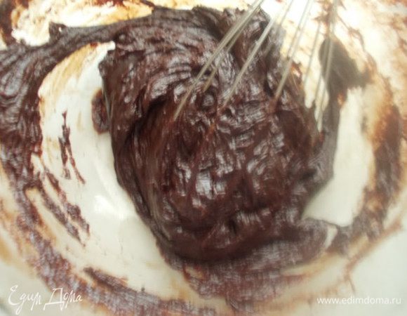 Достать яйца из морозилки,отделить белки от желтков. Желтки вбить в горячий шоколад,хорошо взбив,пока не сварятся желтки.