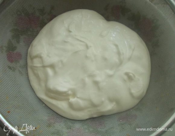 Сметану достать и поставить процеживать через сито.Убрать в сторону.