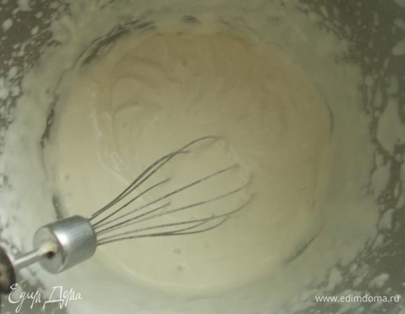 Сметану взбить с половиной сахарной пудры.(сметану можно заменить на жирные сливки)