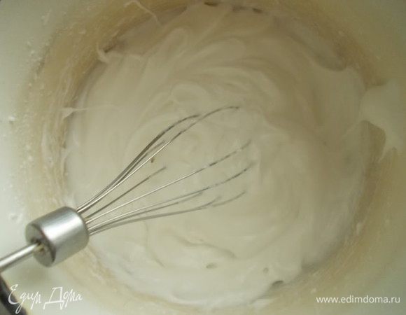 Белки взбить с щепоткой соли,в крепкую пену,затем постепенно всыпаем пудру и продолжаем взбивать ещё минут пять.
