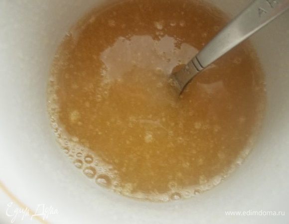 Желатин замочить в воде для разбухания.затем растопить на бане или в микроволновке.