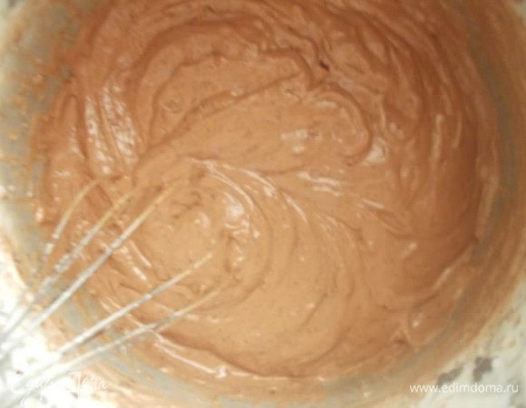 В сметану,постепенно вбить по ложке шоколад с желтками.