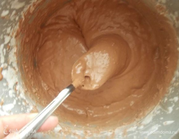 Влить его в массу со сметаной и шоколадом тонкой струйкой,не прекращая взбивать. Поставить на чашу со льдом и взбивать до густоты.