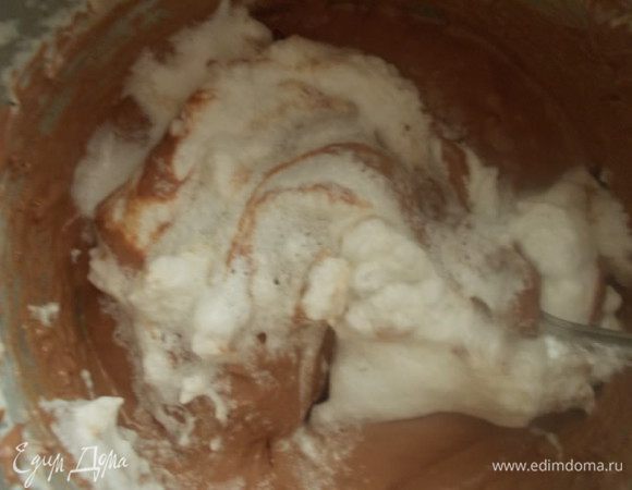 Начинаем вводить постепенно белки,аккуратно перемешиваем. Ввести нужно за три раза.