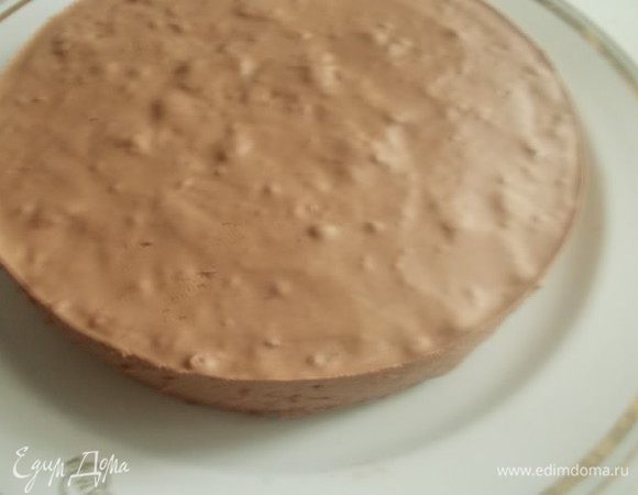 На дно разъемной формы,положить бисквит,на него вылить суфле,разровнять и отправить на несколько часов для застывания,можно на ночь.